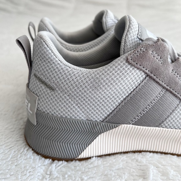 🩵 SOREL Out N About III Low Sneakers Waterproof Moonstone Gray Women’s size 8 - Picture 2 of 16